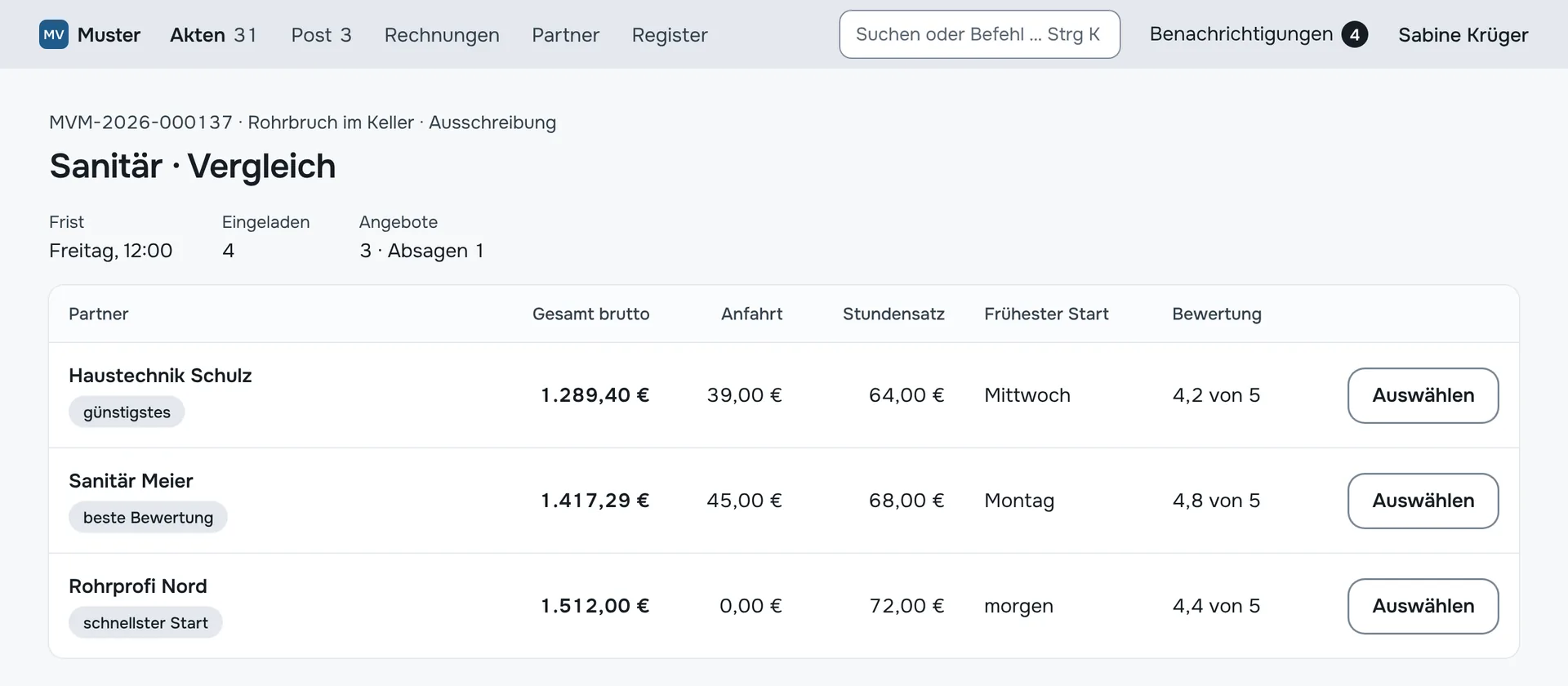 Vergleich von drei Angeboten mit Summen und Markierungen